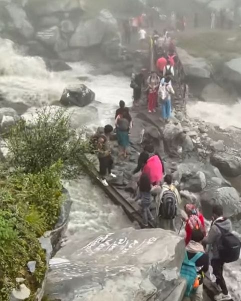 Devotees said- I am scared seeing the overflowing drains, I am moving ahead with cheers