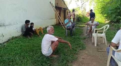 मौके पर मौजूद लोग।