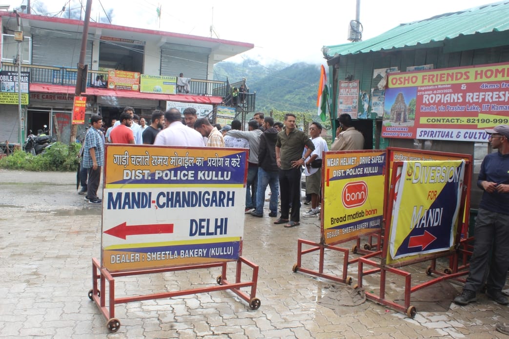 Kullu-Mandi highway is getting closed repeatedly, hundreds of vehicles are stranded