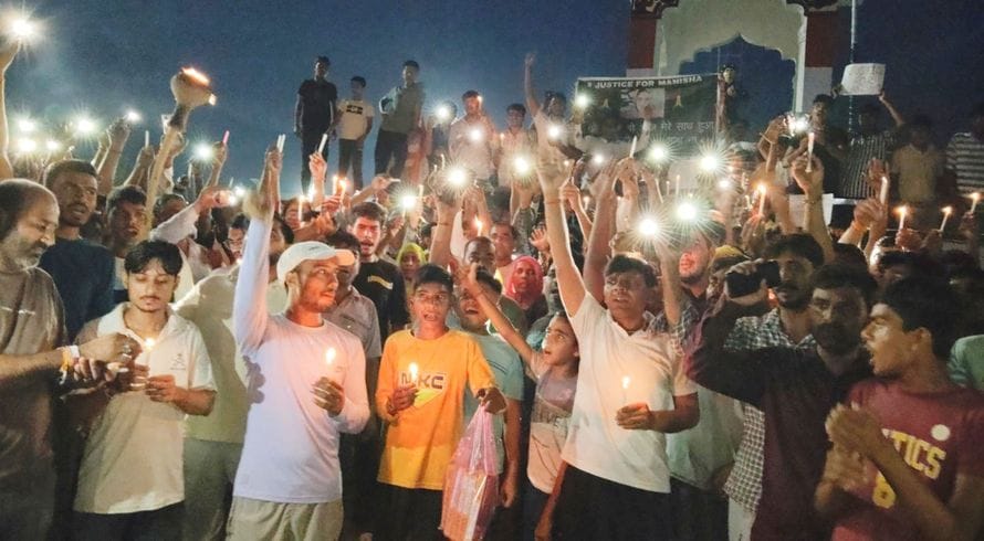 Expressed emotions with anger, demanded justice for Manisha