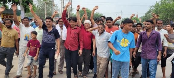 Traders took out a protest march against the murder of teacher Manisha, shops remained closed