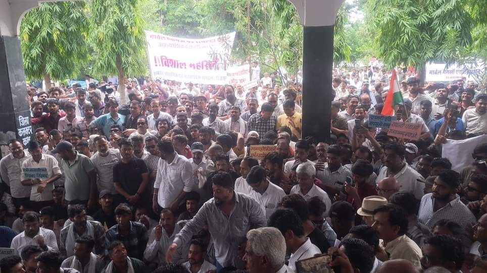 रॉयल्टी बढ़ाने के विरोध में मार्बल व्यापारियों ने कलेक्ट्रेट का घेराव किया