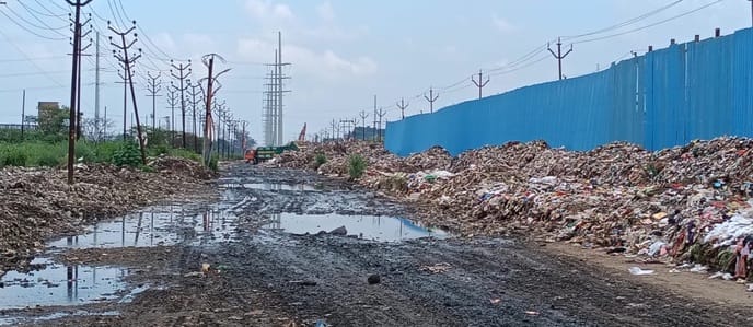 The garbage plant has not been running for 110 days...and the mountain has grown higher, Lohianagar road is closed