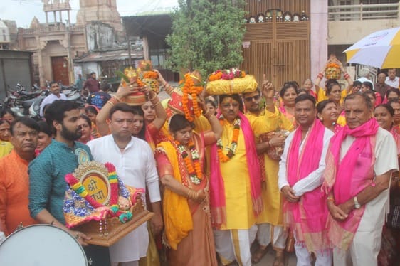 108 Kalash Yatra taken out, welcomed with flowers
