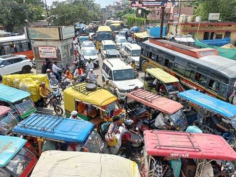Traffic jam occurred after railway crossing was closed, vehicles got stuck at seven places