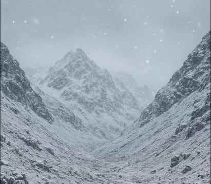 पुंछ जिले में पीर पंजाल के पहाड़ों पर स्थित पीर की गली में हुई ताजा बर्फबारी। संवाद