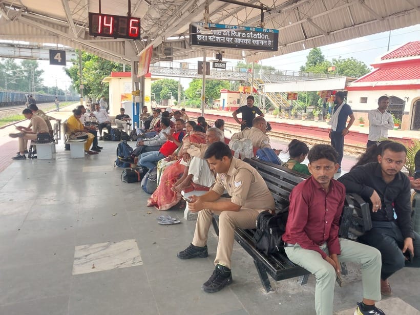 Mahananda Express arrived with one hour delay, passengers got upset