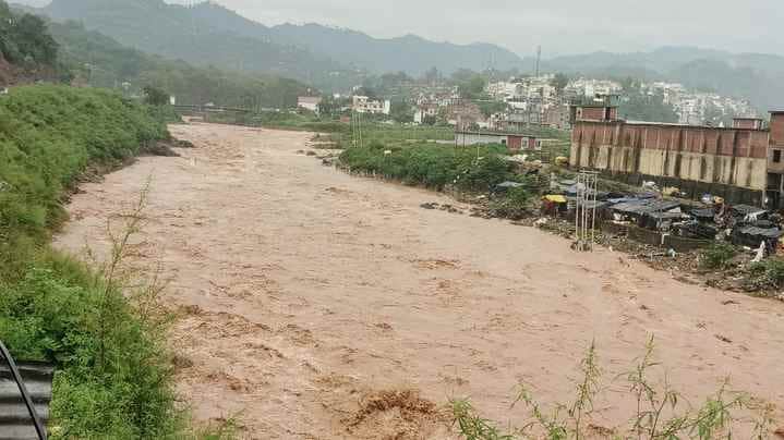 राजोरी मे मूसलाधार बारिश से सुखतो नदी उफान पर
