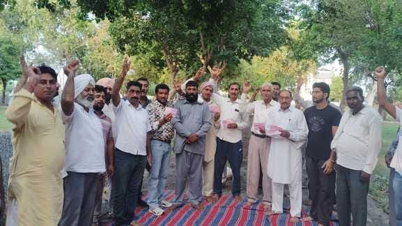 People protested and accused the police of colluding with thieves