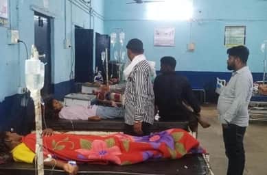 रतलाम जिले के ग्राम बाजना के सरकारी अस्पताल में भर्ती छात्राएं।