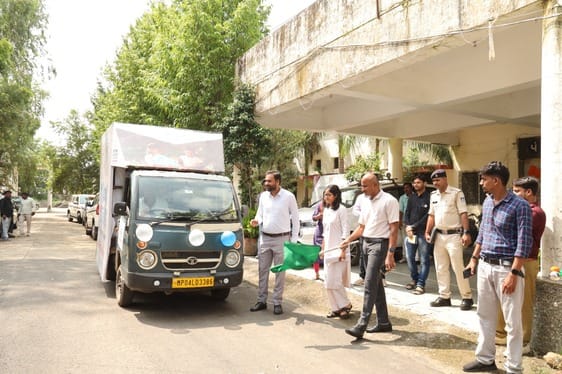 सीहोर में बच्चों की पढऩे की आदत जगाने निकली मोबाइल रीडिंग वैन