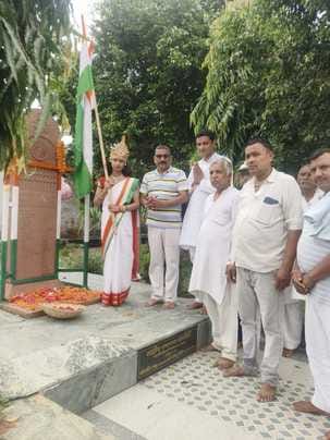 The slogan 'Amar rahein brave martyr' echoed in Bhamauri