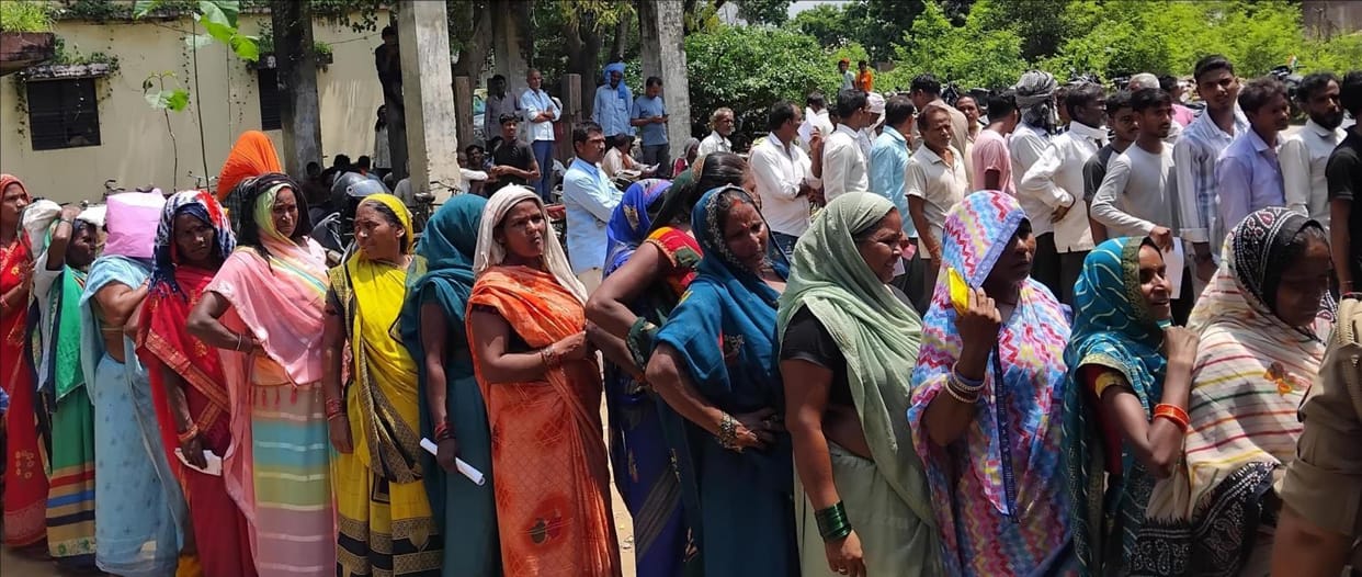 UP: Fertilizer crisis in the entire state, protests took place at many places; Police used batons, department