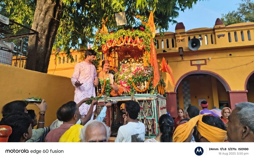 A grand procession of Shri Thakurji was taken out on a gold-studded throne