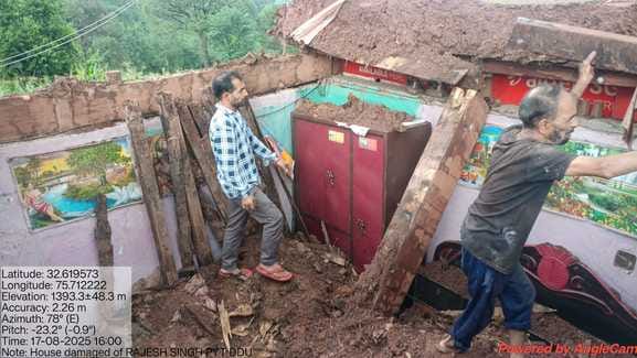 Landslide in Dhar-Jhenkhar caused cracks in houses, eight families spent the night in the forest by putting tarpaulin