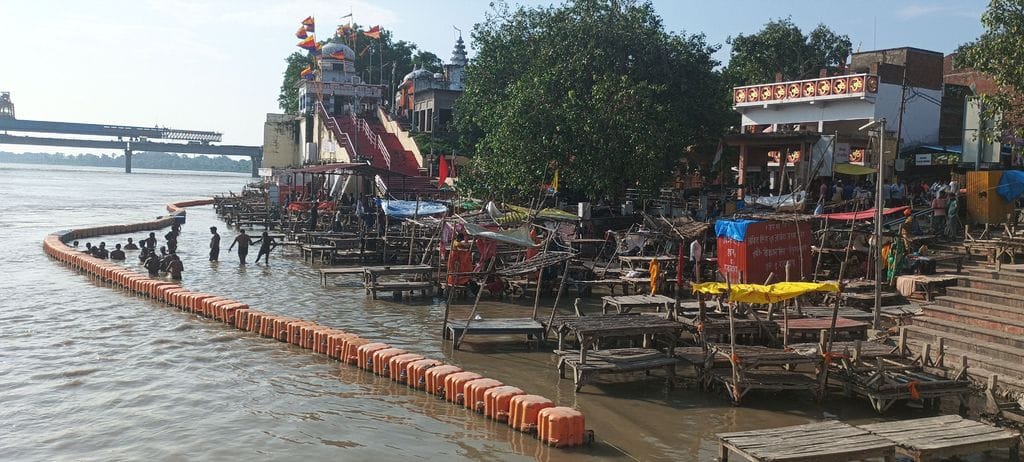 Ganga's water level increased, ghats submerged in Shringverpur Dham