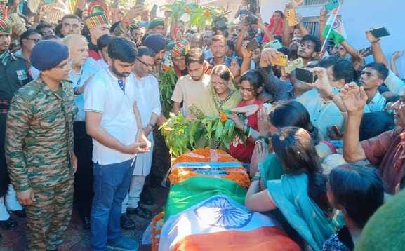 Bihar: मुजफ्फरपुर के शहीद सूबेदार राकेश कुमार सिंह को नम आंखों से दी गई अंतिम विदाई, चारों ओर गूंजा 'अमर रहे'