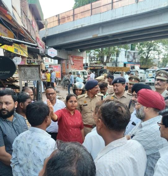 Municipal corporation removed encroachment in Charbagh amidst protest