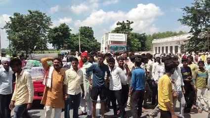 Angry farmers blocked the road due to non-availability of fertilizers