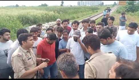 Woman committed suicide by jumping in front of a train, police reached the spot