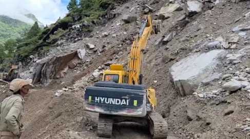 Badrinath highway was open for an hour and then closed, passengers were troubled