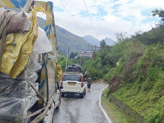 85 people were stranded on the Chamba-Kilad road for four hours