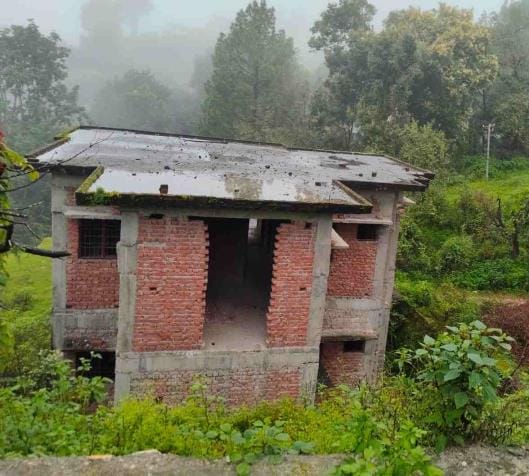 The implementing agency disappeared after erecting the structure of the new buildings