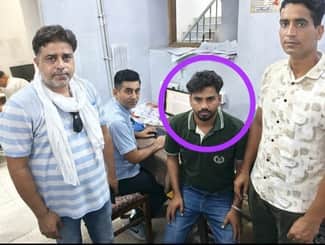 एसीबी टीम की गिरफ्त में आरोपी पटवारी