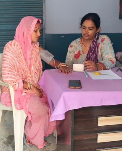 फुरसतगंज के सरायमहेशा उपकेंद्र पर गर्भवती की जांच करती एएनएम पूजा। स्रोत: स्वयं