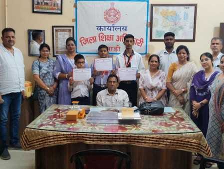 Gaurav first in district level quiz, won 3 thousand rupees
