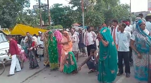 Farmers blocked the highway due to non-availability of fertilizers