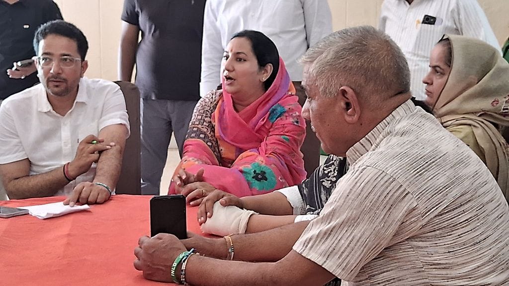 Congress and BJP comment on each other for show: Sunaina