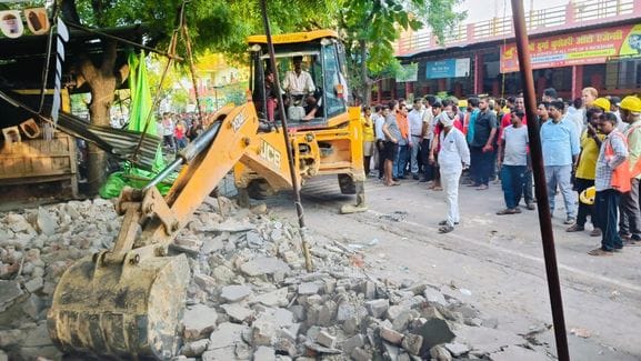 Encroachment removed in Maurawan town, shopkeepers and former MLA protested