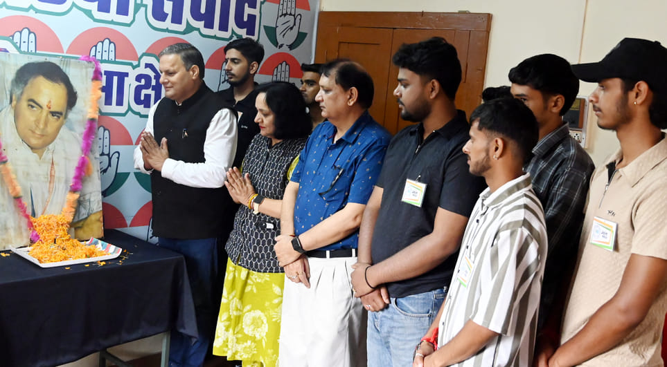 Rajiv Gandhi remembered by paying floral tribute