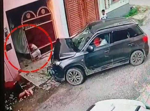 A novice teenager drove a car and ran over two children, injuring them