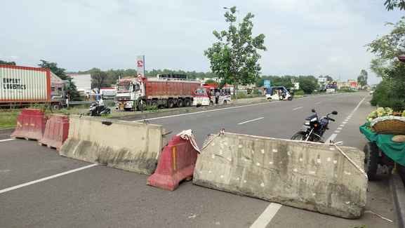 A bridge of Sahar Khad on Jammu-Pathankot highway closed, traffic reduced to single lane