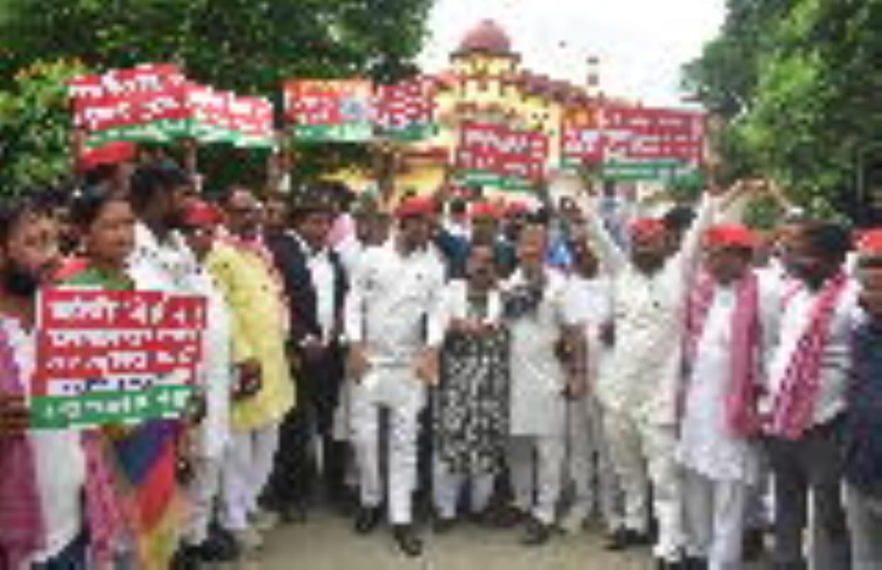 Gorakhpur News: SP workers protested in the Municipal Corporation, demanding action on the death of the girl