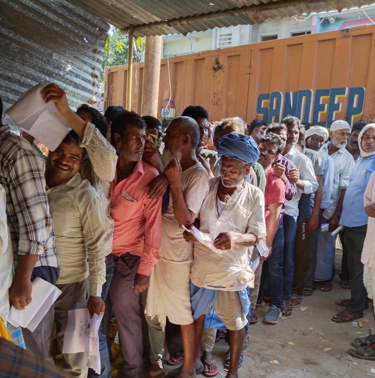 Siddharth Nagar News: Long queue of farmers, police distributed fertilizer