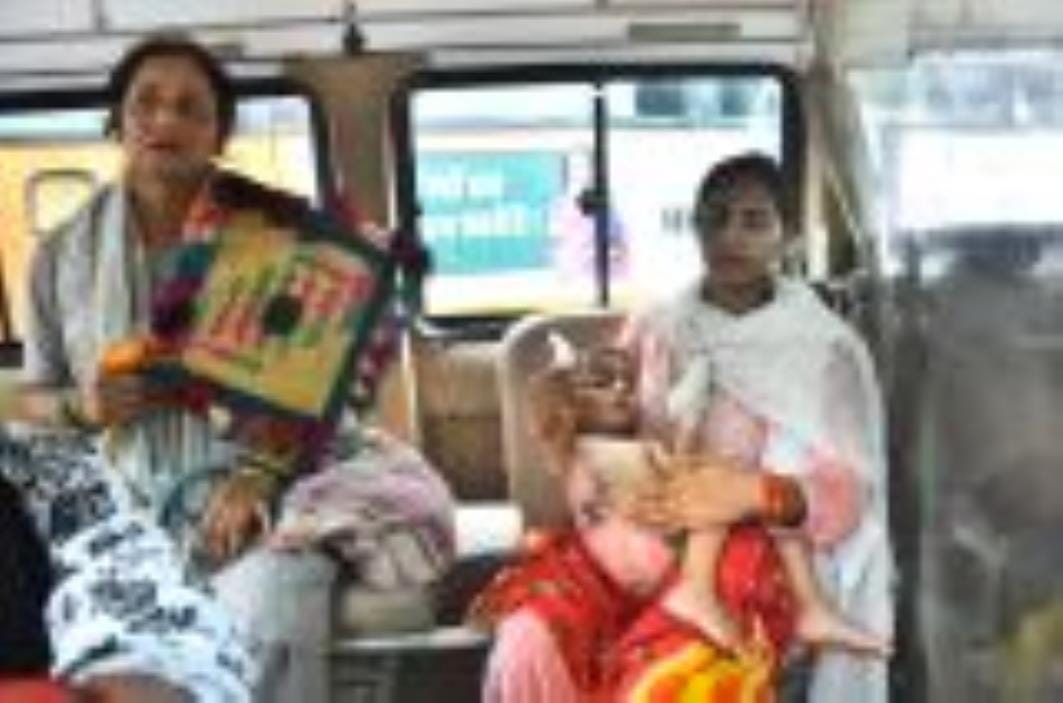 Ambulances got stuck in a jam at the gate of Balrampur Hospital, patients kept suffering