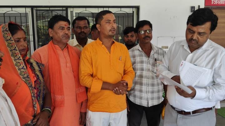 Rashtradhaar Dal demonstrated
