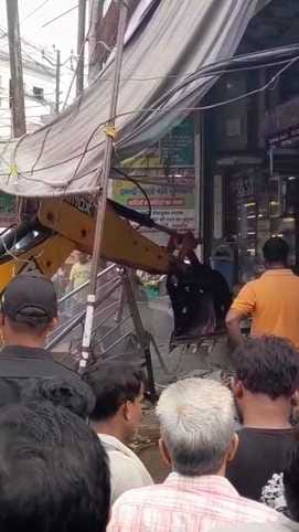 The corporation's bulldozer ran on the shop of Jhande Mishtaan Wala at Delhi Gate crossing