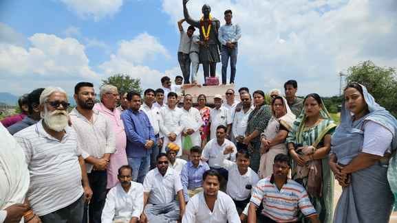 Ajmer: Congress leaders-workers did Shramdaan on former Prime Minister Rajiv Gandhi's birthday, paid tribute