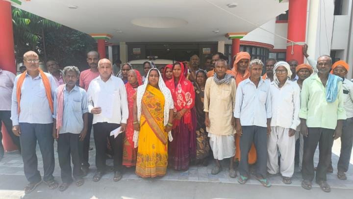 Allegation of not giving ration after getting thumb impression, uproar