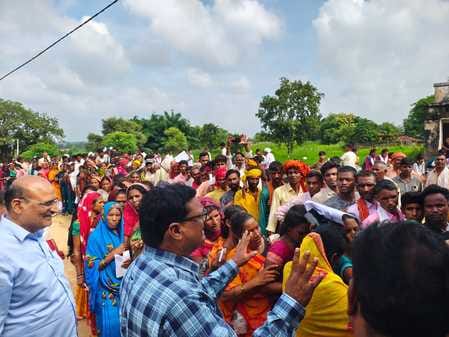 200 bags of fertilizer were distributed, 300 farmers returned empty handed