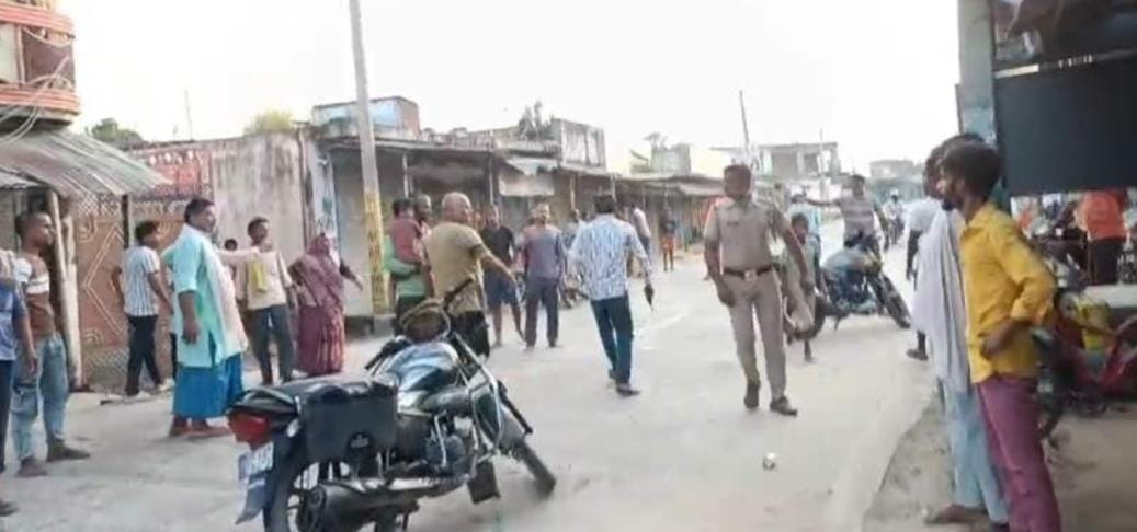 A youth was shot in front of the police, case registered against five