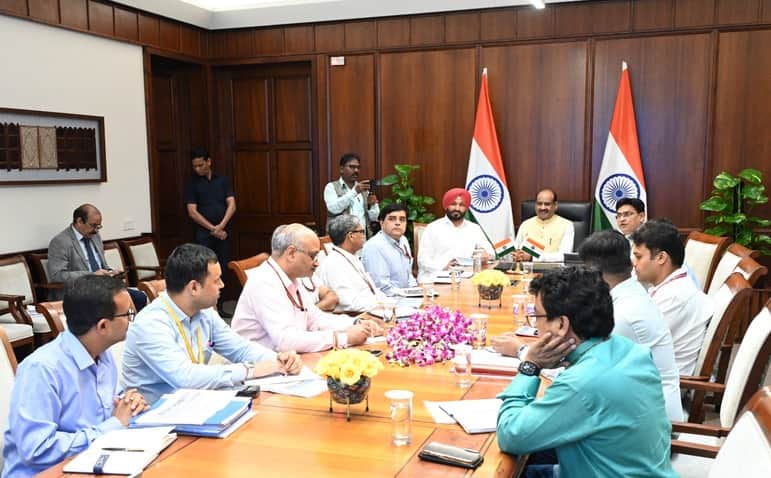 लोकसभा अध्यक्ष ओम बिरला ने अधिकारियों संग की बैठक