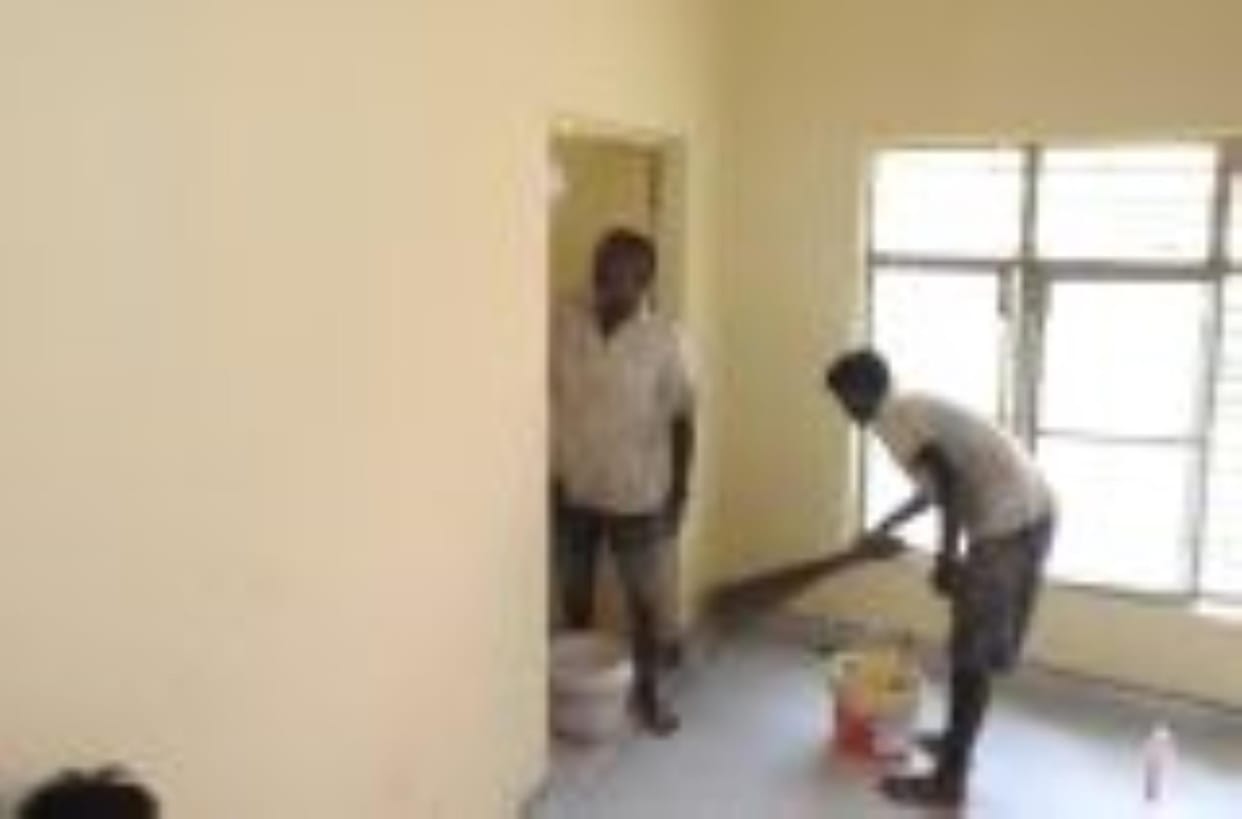 Siddharth Nagar News: Work going on in the OT of the eye department, operation stopped