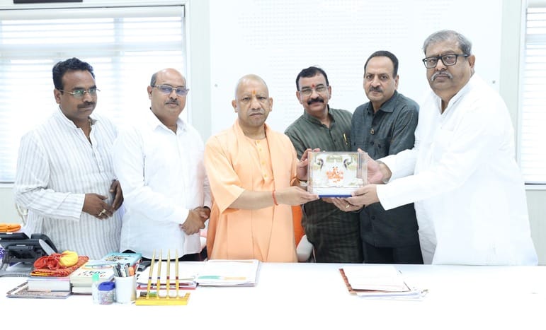 invitation to CM for Ganesh utsav