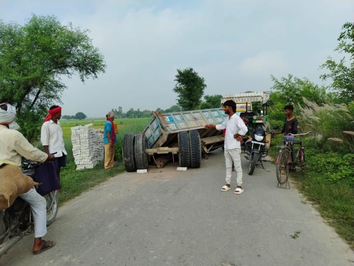 More than 100 potholes in 8 km on Godhna-Jarauna road, traffic disrupted for three hours after tractor overturned
