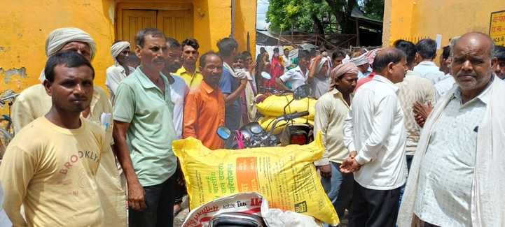 Lekhpals also monitored the distribution of fertilizers